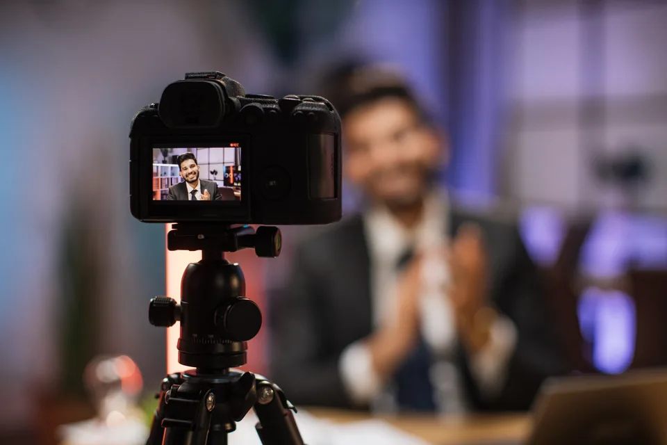 Lider firmy nagrywający ekspercki materiał video