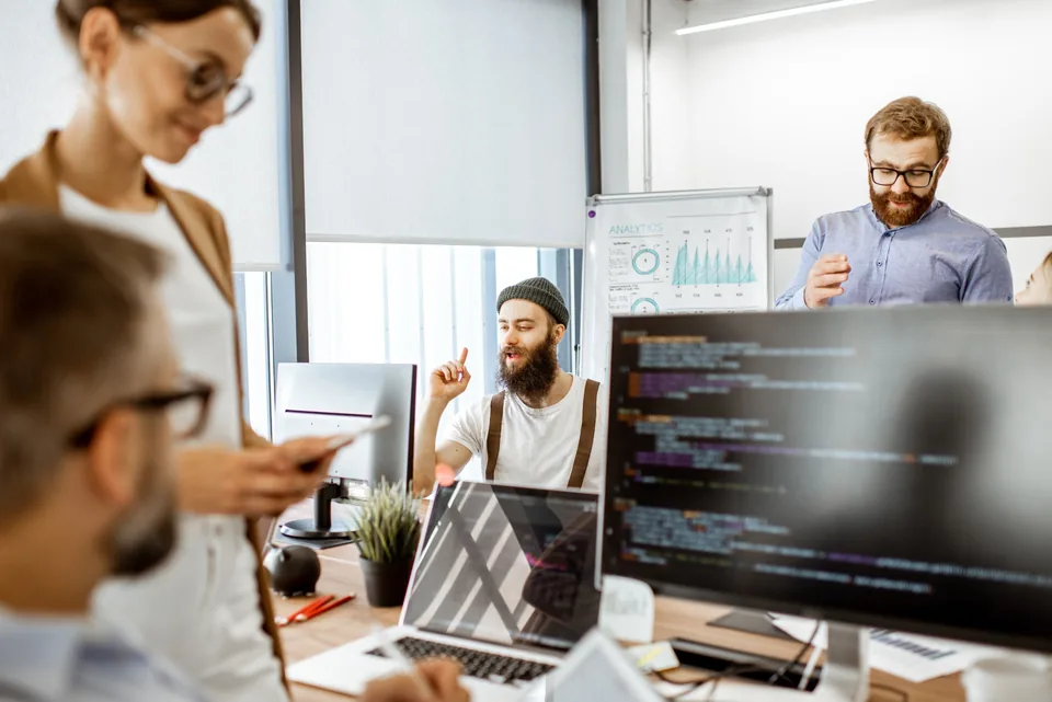 Zespół software house podczas pracy w biurze