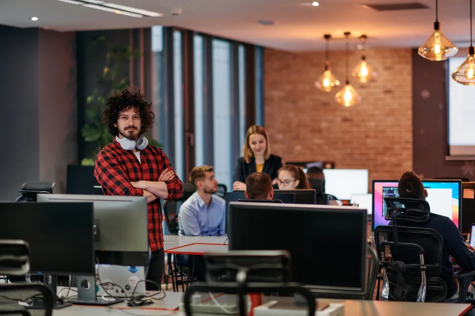 Zespół software house pracujący w nowoczesnym biurze