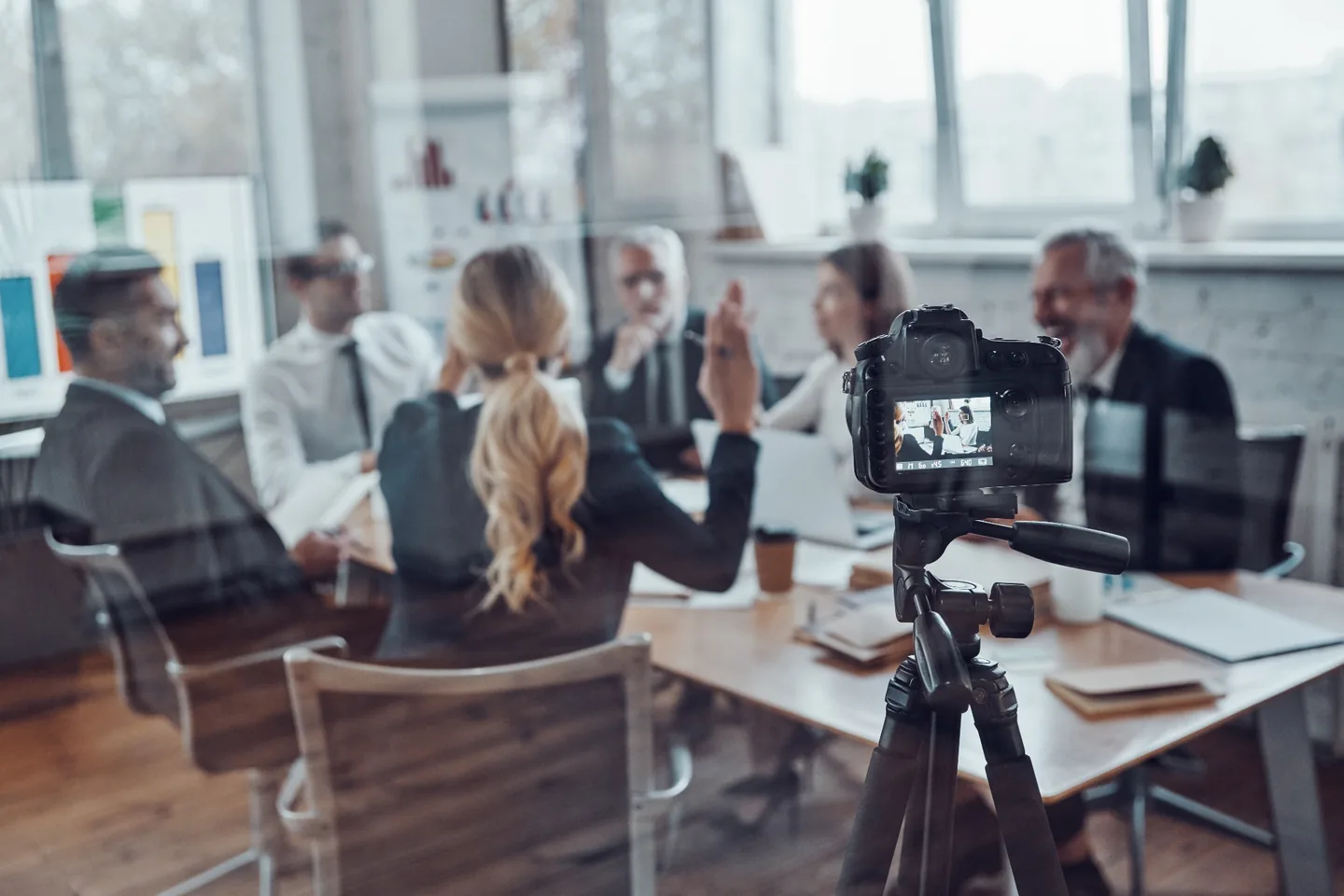 Kamera nagrywająca spotkanie biznesowe w ramach produkcji contentu video