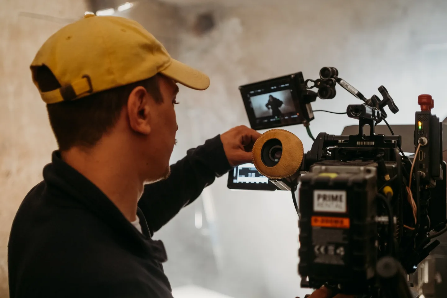 Operator przygotowuje profesjonalną kamerę do nagrywania contentu video