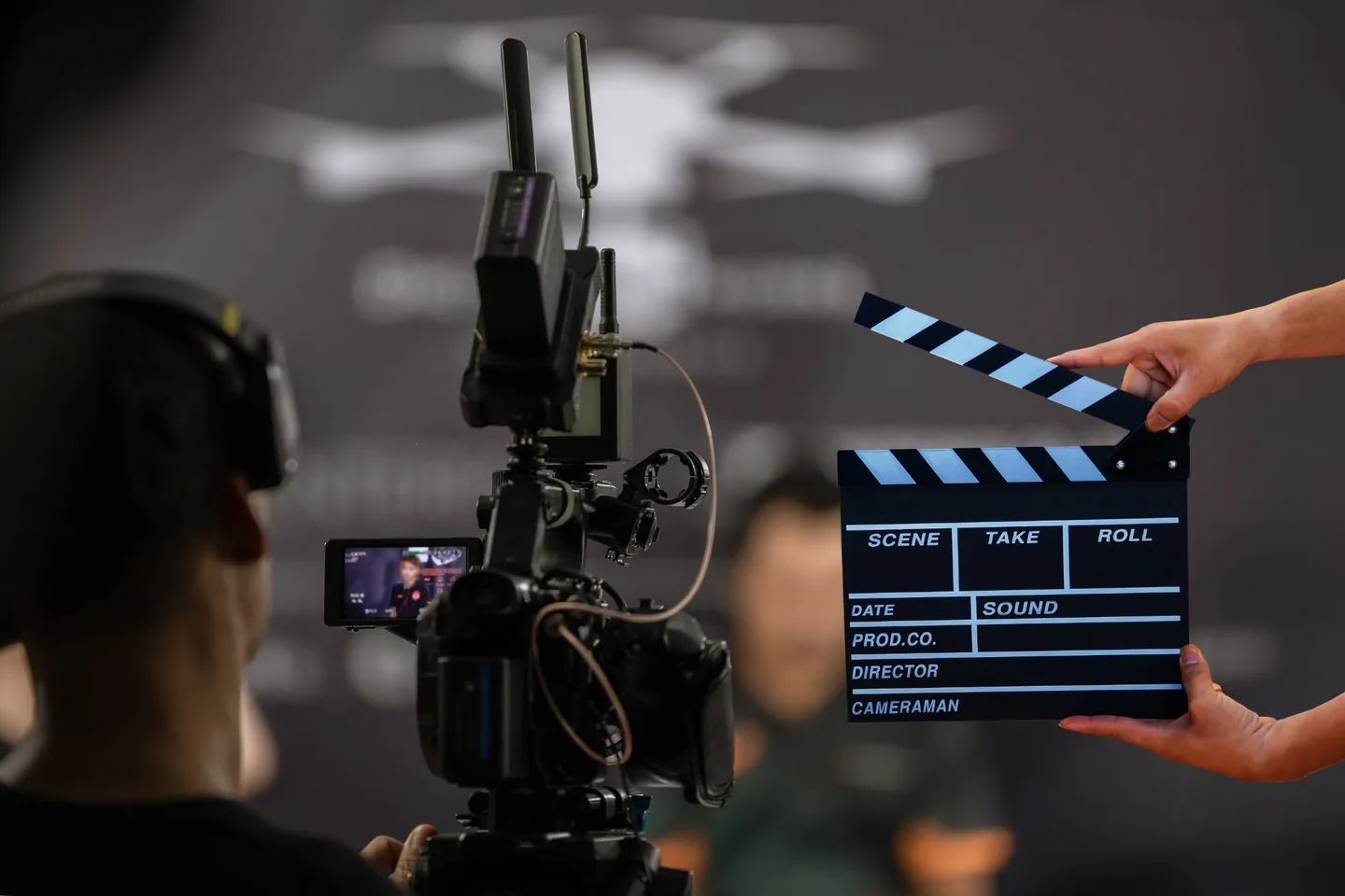 Ekipa filmowa rozpoczynająca nagranie w ramach regularnej produkcji video dla firmy