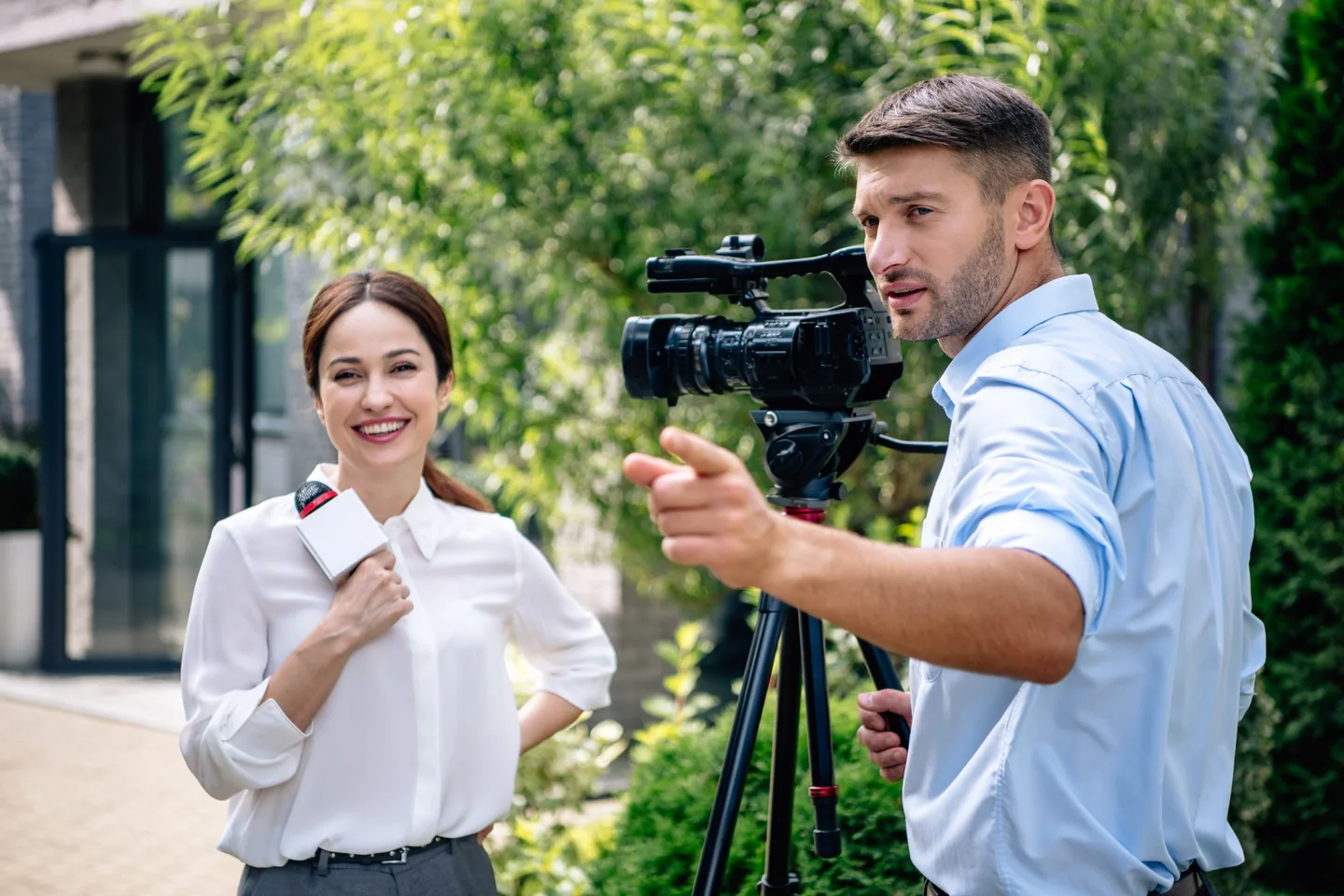 Operator kamery realizujący pojedynczą produkcję filmową w terenie
