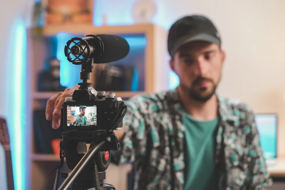 Twórca video pracujący nad materiałem dla firmy