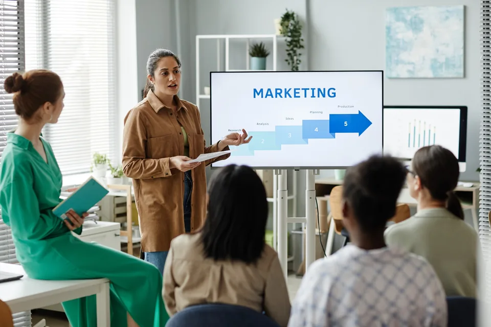 Zespół podczas prezentacji i planowania marketingu B2B