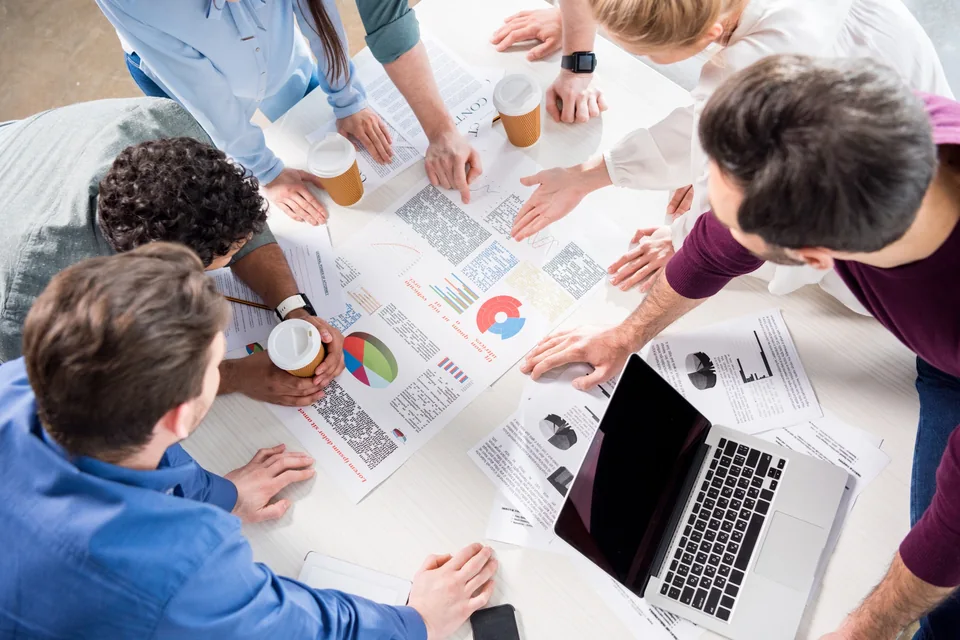 Zespół analizujący dane i planujący strategię marketingu B2B