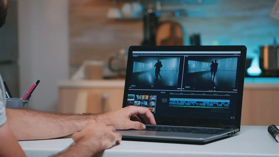 Montaż filmu wykonywany na laptopie w ramach postprodukcji video