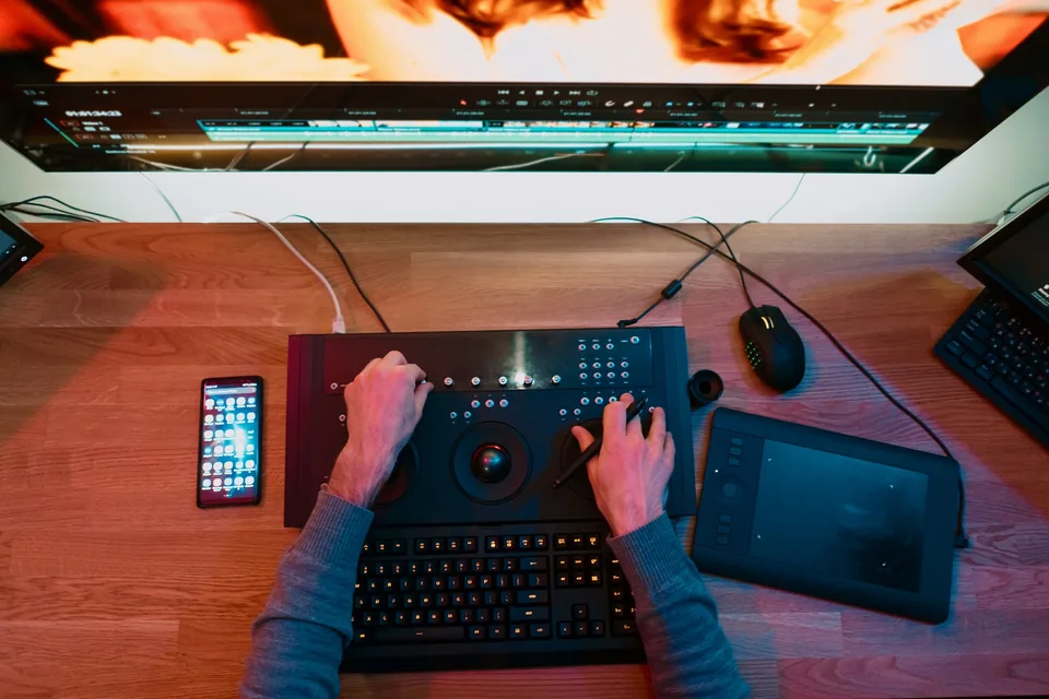 Stanowisko montażowe z monitorem i kontrolerem do postprodukcji video