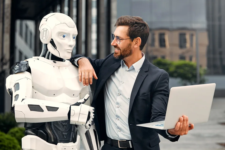 Człowiek współpracujący z robotem jako metafora wykorzystania AI