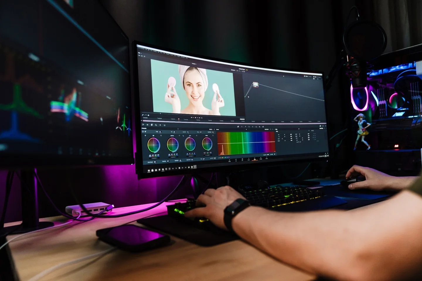 Stanowisko montażowe podczas postprodukcji materiału video
