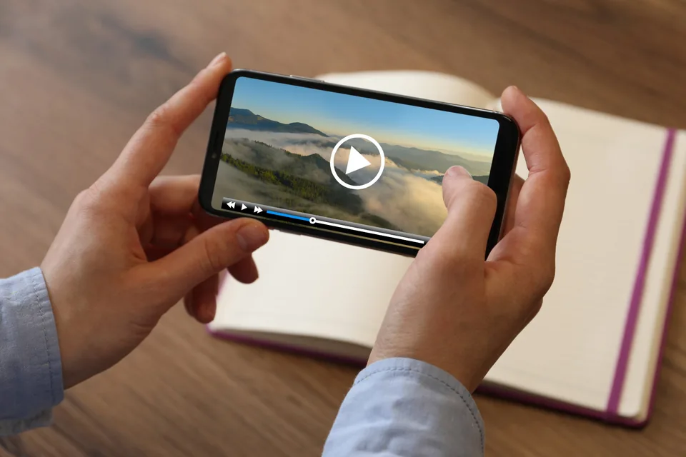 Oglądanie materiału video na telefonie - długi film jako źródło krótszych treści