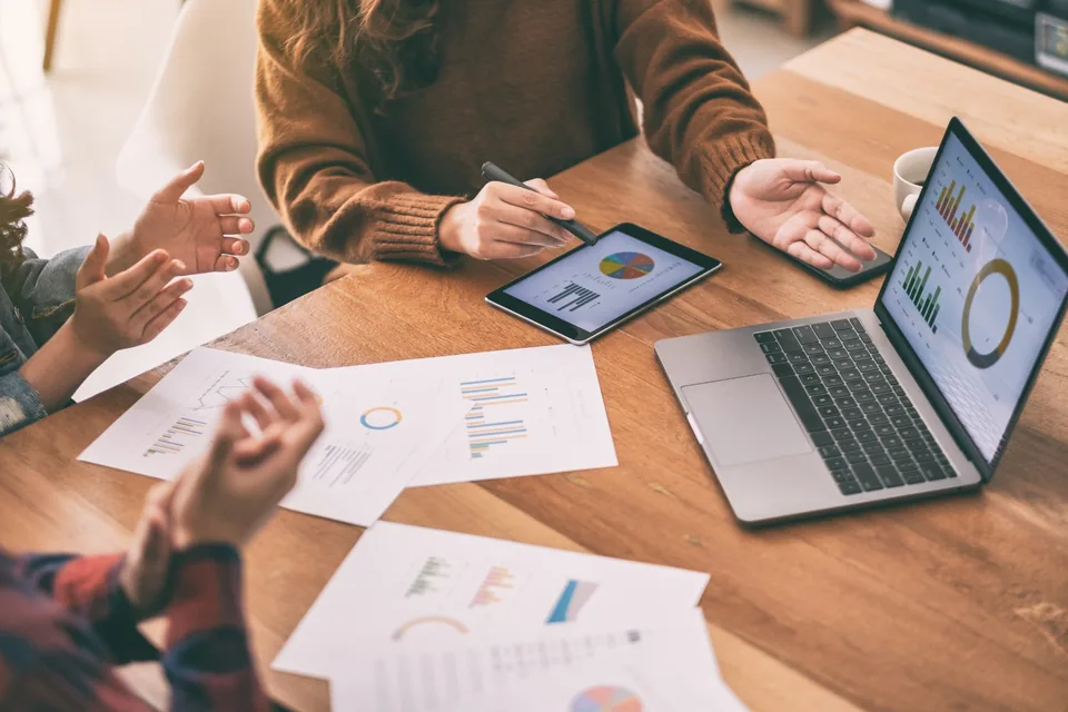 Zespół analizujący dane i wyniki działań marketingowych