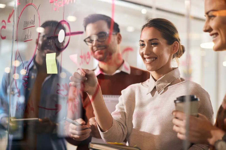 Zespół podczas pracy nad strategią marketingową marki B2B