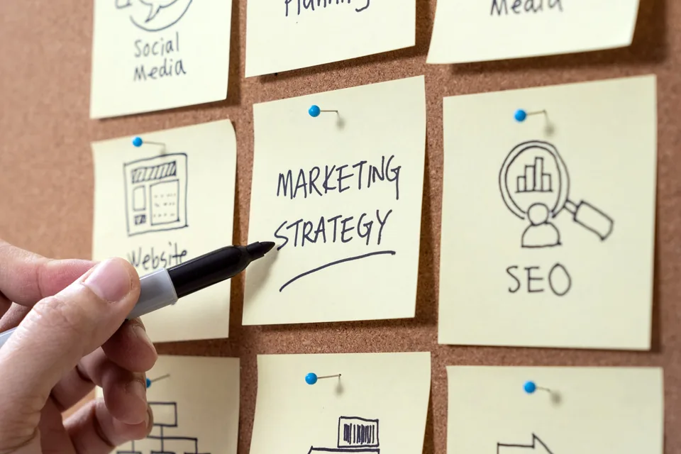 Planowanie strategii marketingowej i kanałów komunikacji