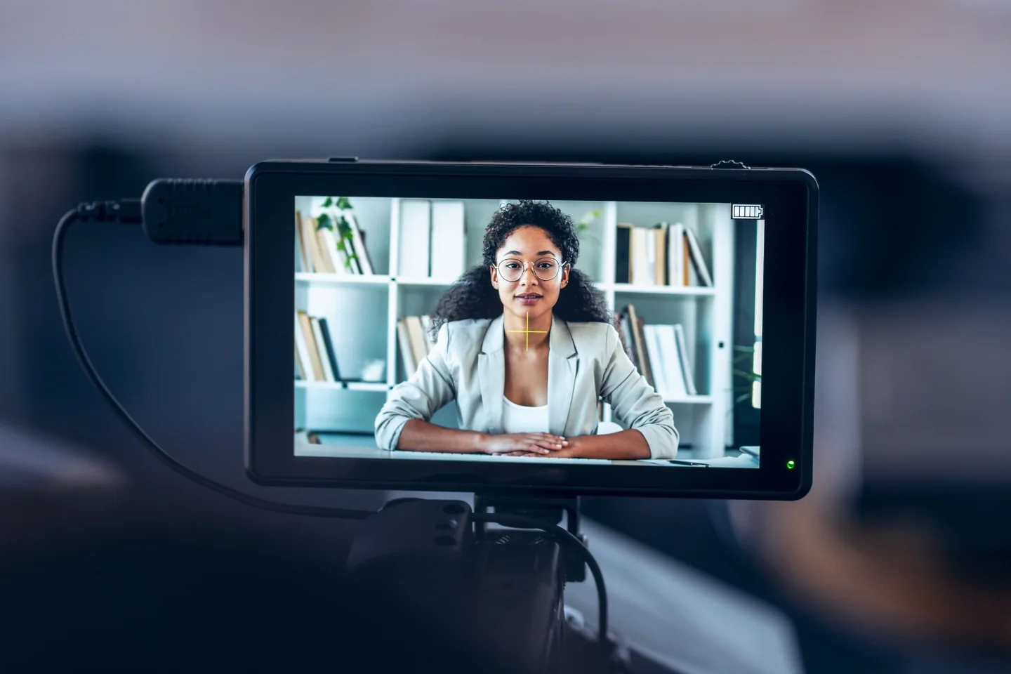 Ekspertka nagrywana na potrzeby strategii video marketingowej B2B