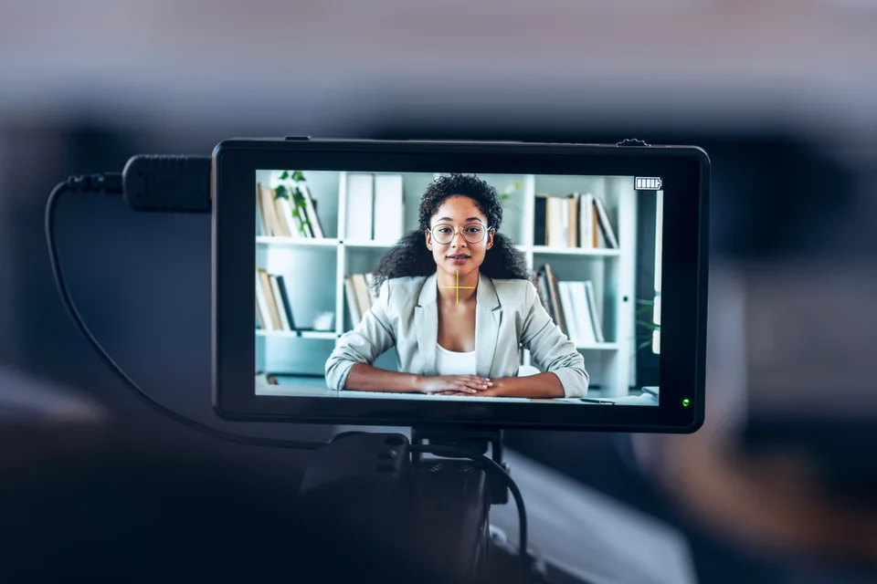 Ekspertka nagrywana na potrzeby strategii video marketingowej B2B