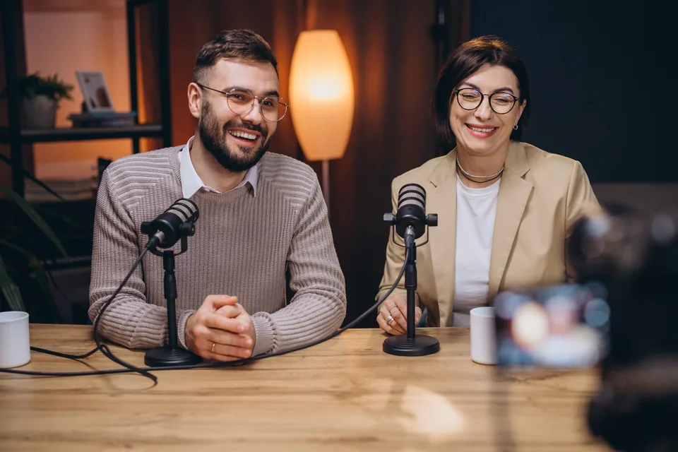 Eksperci nagrywający rozmowę do kanału YouTube firmy B2B