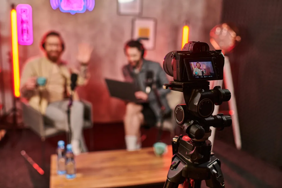 Kamera nagrywająca rozmowę ekspercką do kanału YouTube B2B