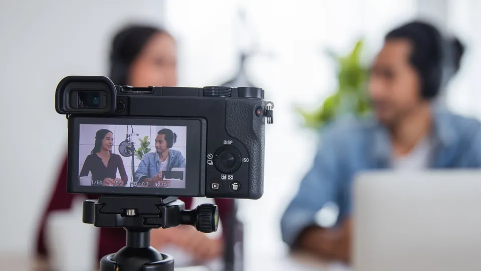 Kamera nagrywająca rozmowę ekspercką jako element video content marketingu B2B