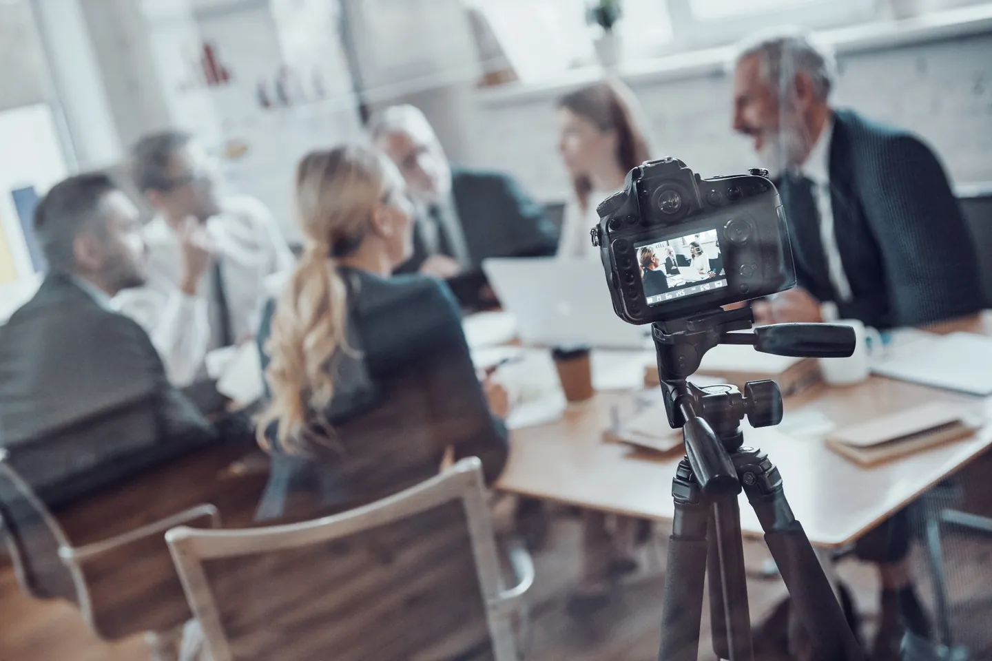 Kamera nagrywająca spotkanie biznesowe podczas tworzenia contentu B2B