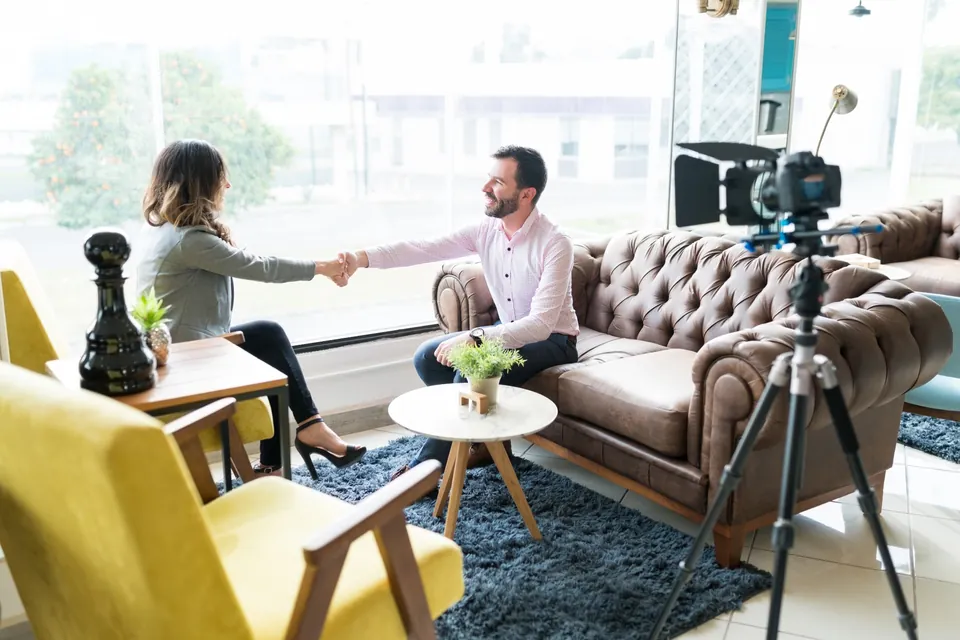 Rozmowa biznesowa nagrywana kamerą jako element video lead generation B2B
