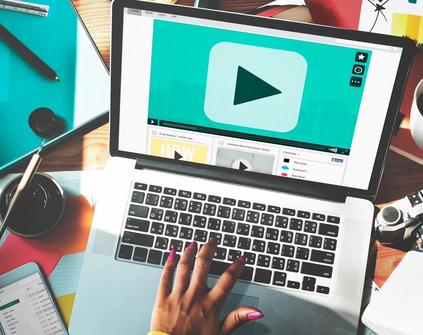 Laptop z odtwarzaczem video jako punkt wejścia do ścieżki lead generation