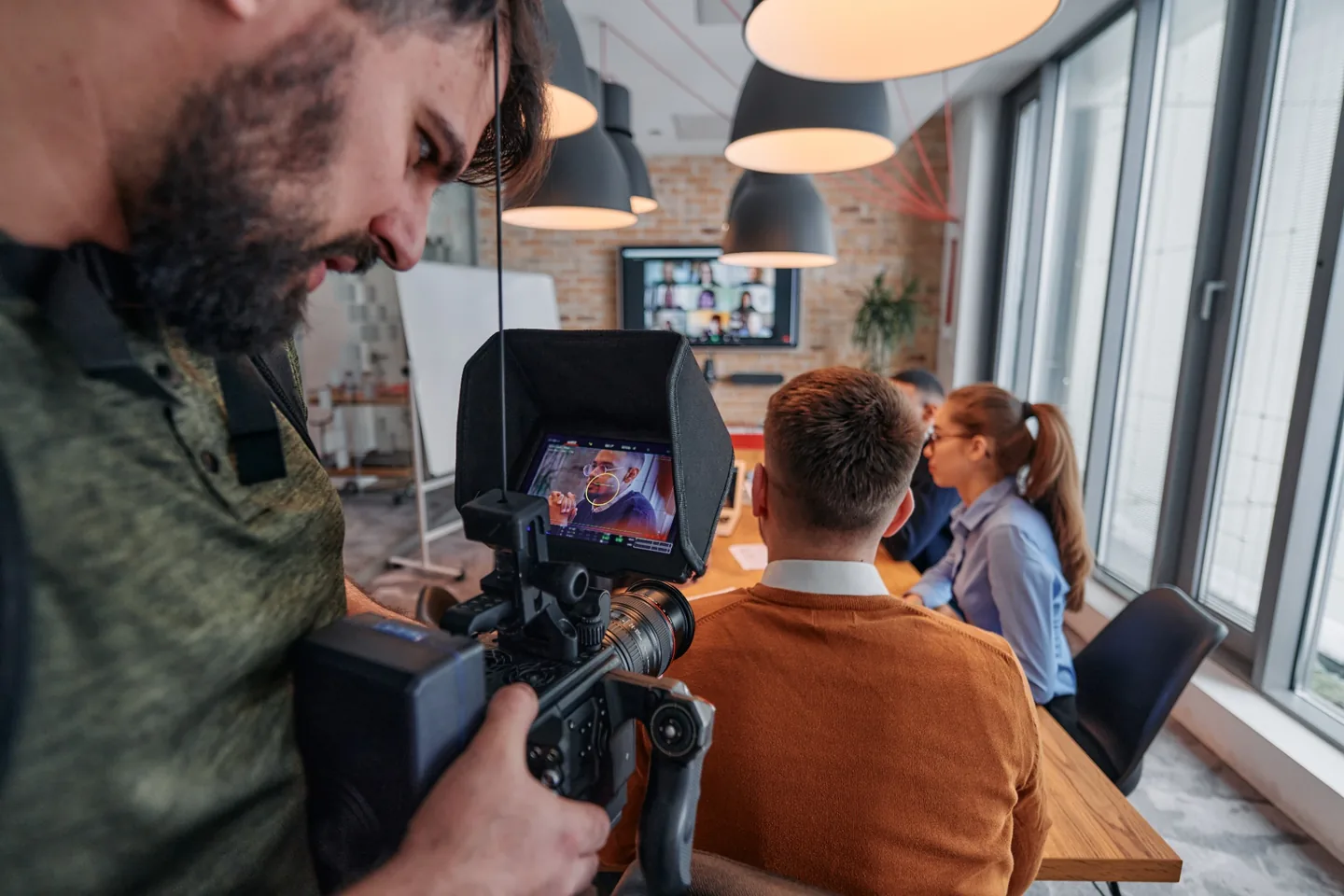 Operator nagrywa spotkanie biznesowe na potrzeby systemu contentu video