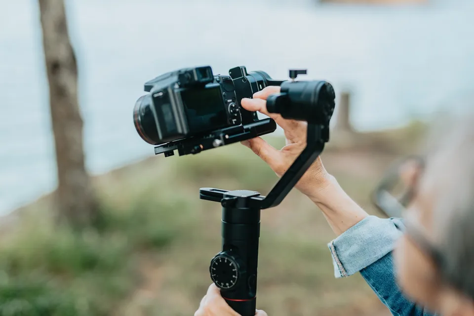 Kamera na gimbalu podczas przygotowania materiału video dla firmy