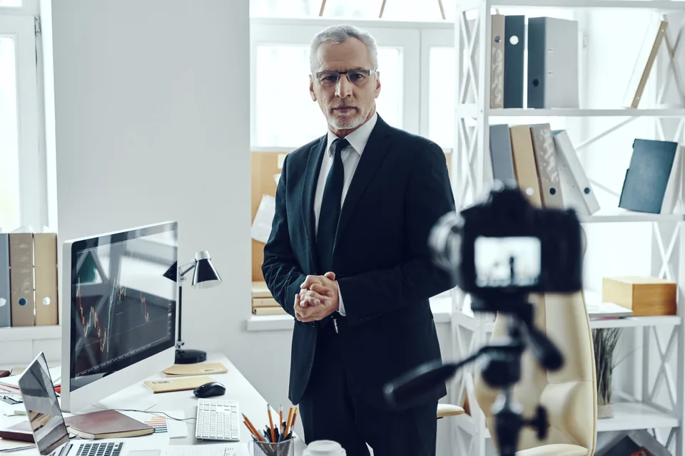 Prezes firmy nagrywający ekspercki materiał video w biurze