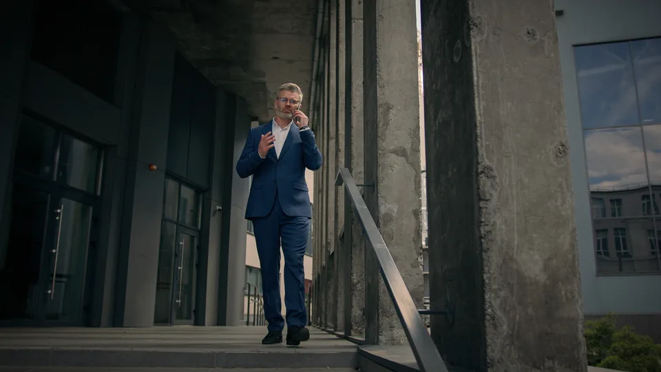 Lider firmy podczas codziennej pracy poza studiem nagraniowym