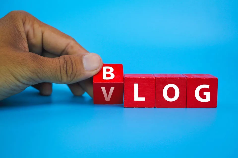 Klocki z napisem VLOG jako symbol jednego z formatów publikacji internetowej