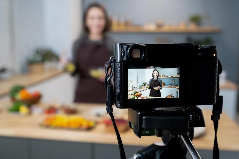 Kamera nagrywająca ekspercki materiał video do porównania YouTube i bloga B2B