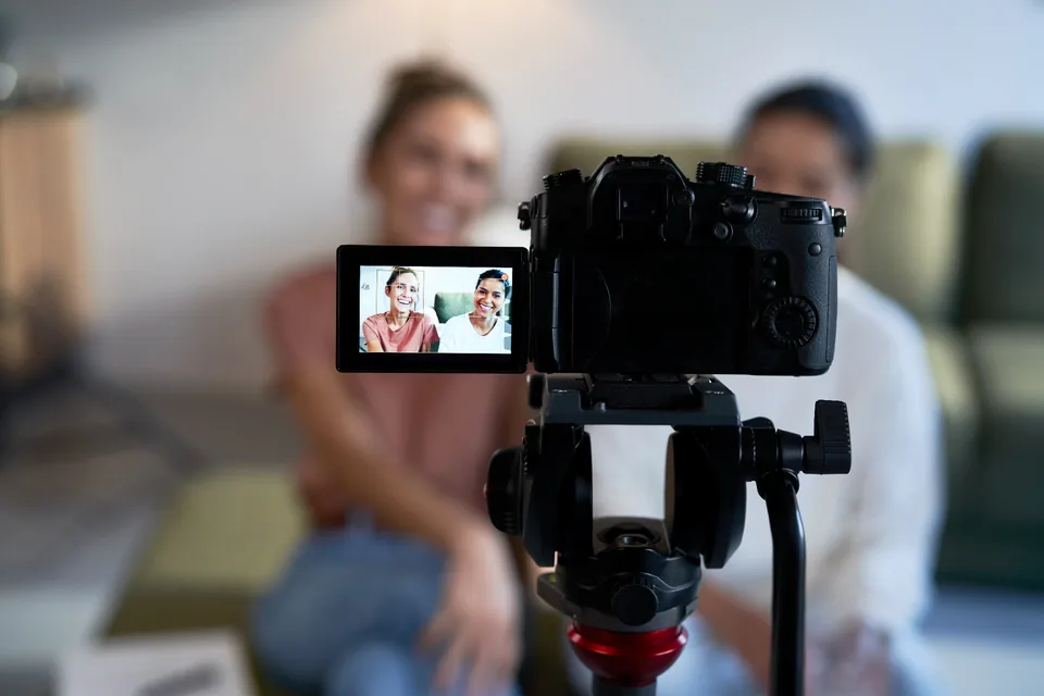 Kamera nagrywająca rozmowę dwóch osób jako przykład budowania relacji przez video