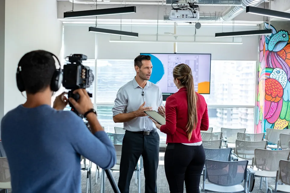 Nagrywanie wypowiedzi eksperckiej w firmie jako element strategii video B2B