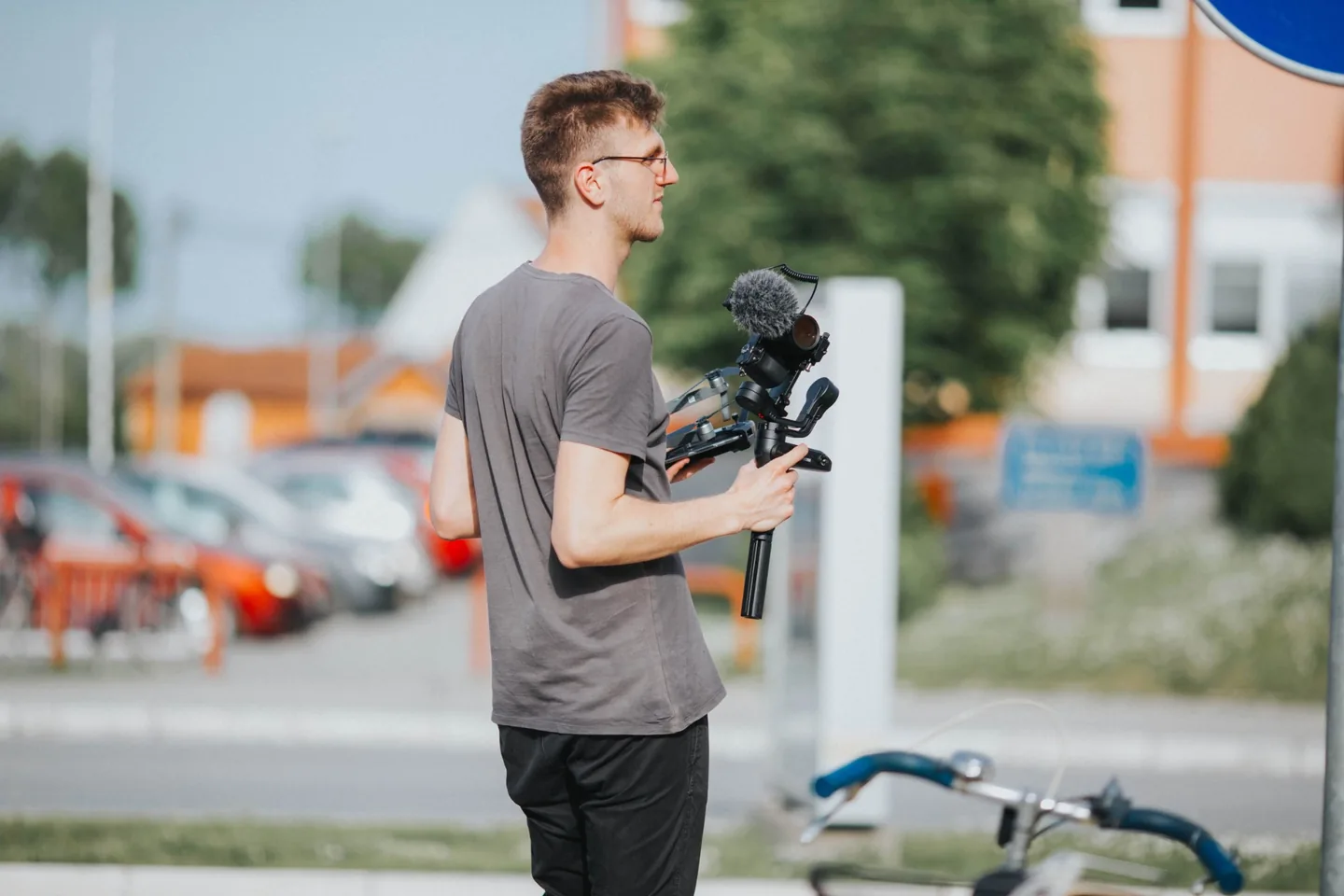Twórca video przygotowujący sprzęt do nagrania w plenerze
